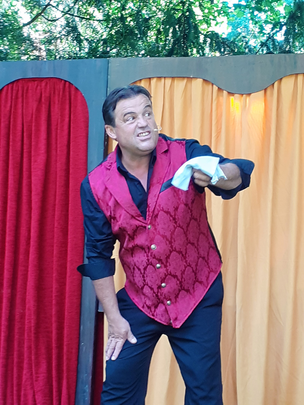 Bibi Schott, artiste de rue, animateur, spectacle plein aire, Ventriloque, cabaret, humoriste, homme - orchestre, Ballooneur, théâtre de rue,